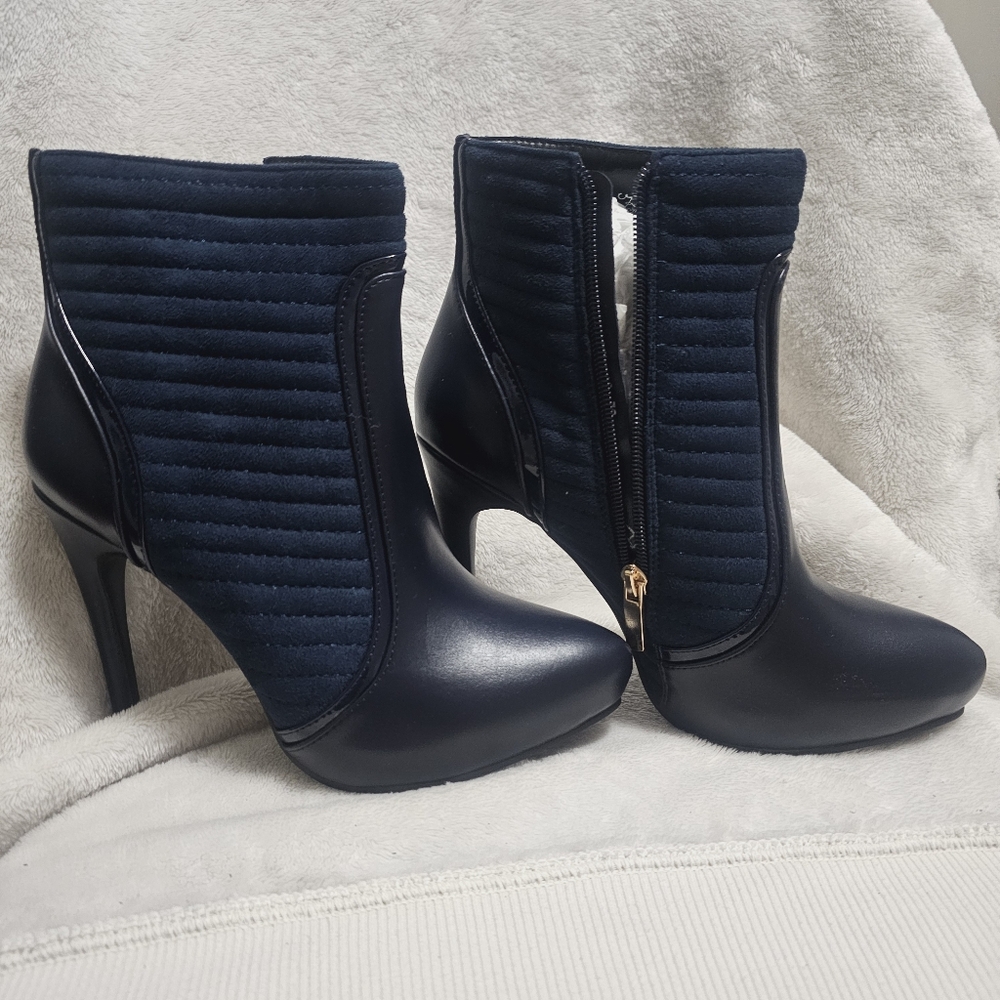 NWT, Super sexy Sergio Bari Ankle Booties in Black and Blue, Sz 9US